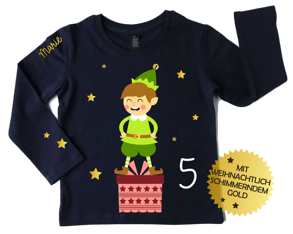 navi Langarmshirt für Kinder mit Name und Zahl und großem Weihnachtswichtel auf Geschenk stehend