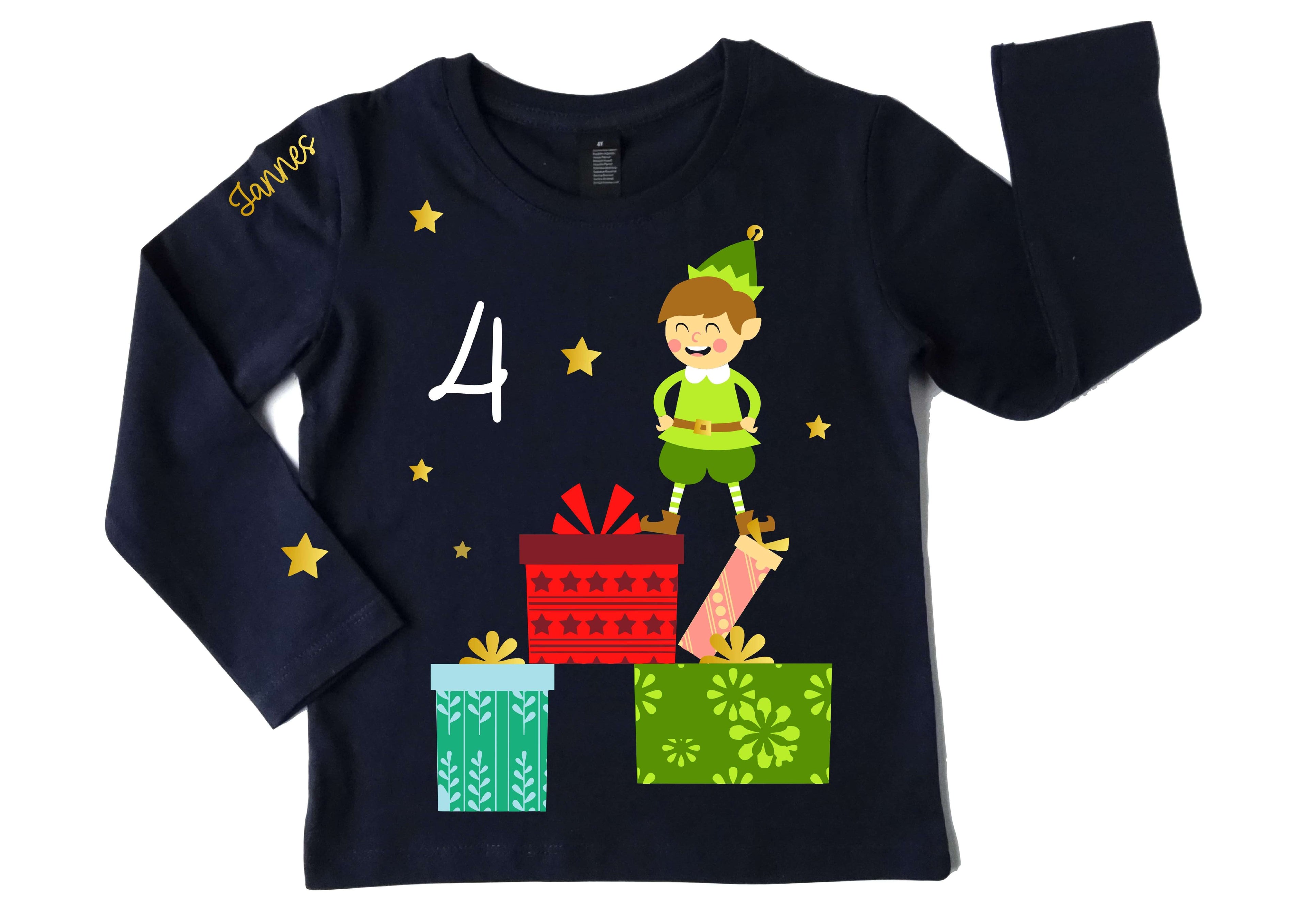 navi Langarmshirt für Kinder mit Name und Zahl und großem Weihnachtswichtel auf Geschenk stehend