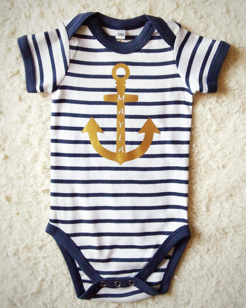Flatlay Babybody geringelt mit goldenem Aufdruck Anker mit Name zur Geburt