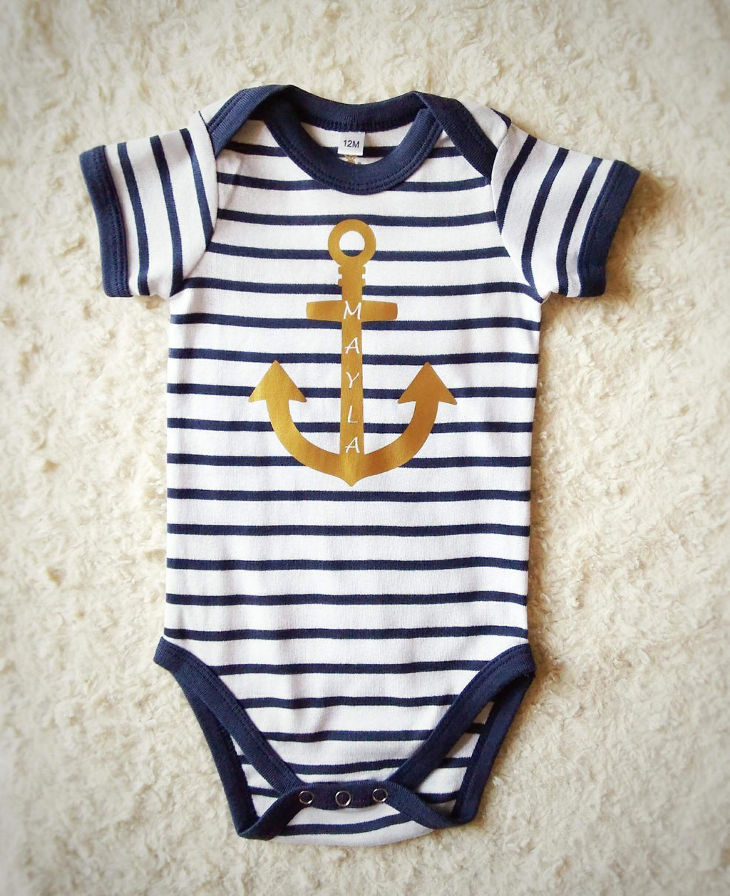 Flatlay Babybody geringelt mit goldenem Aufdruck Anker mit Name zur Geburt