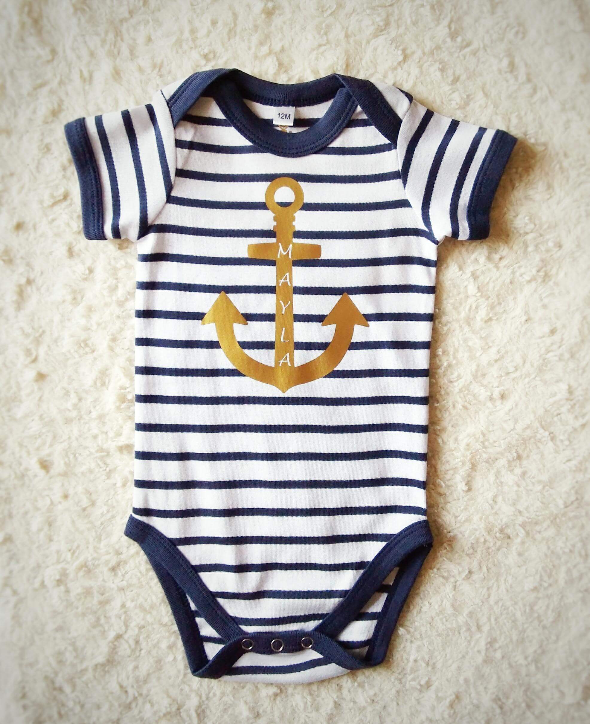Flatlay Babybody geringelt mit goldenem Aufdruck Anker mit Name zur Geburt